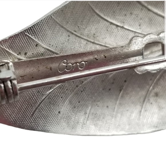 CORO VINTAGE 1950s SILVERTONE TEXTURED LEAF DESIGN BROOCH - Picture 5 of 5